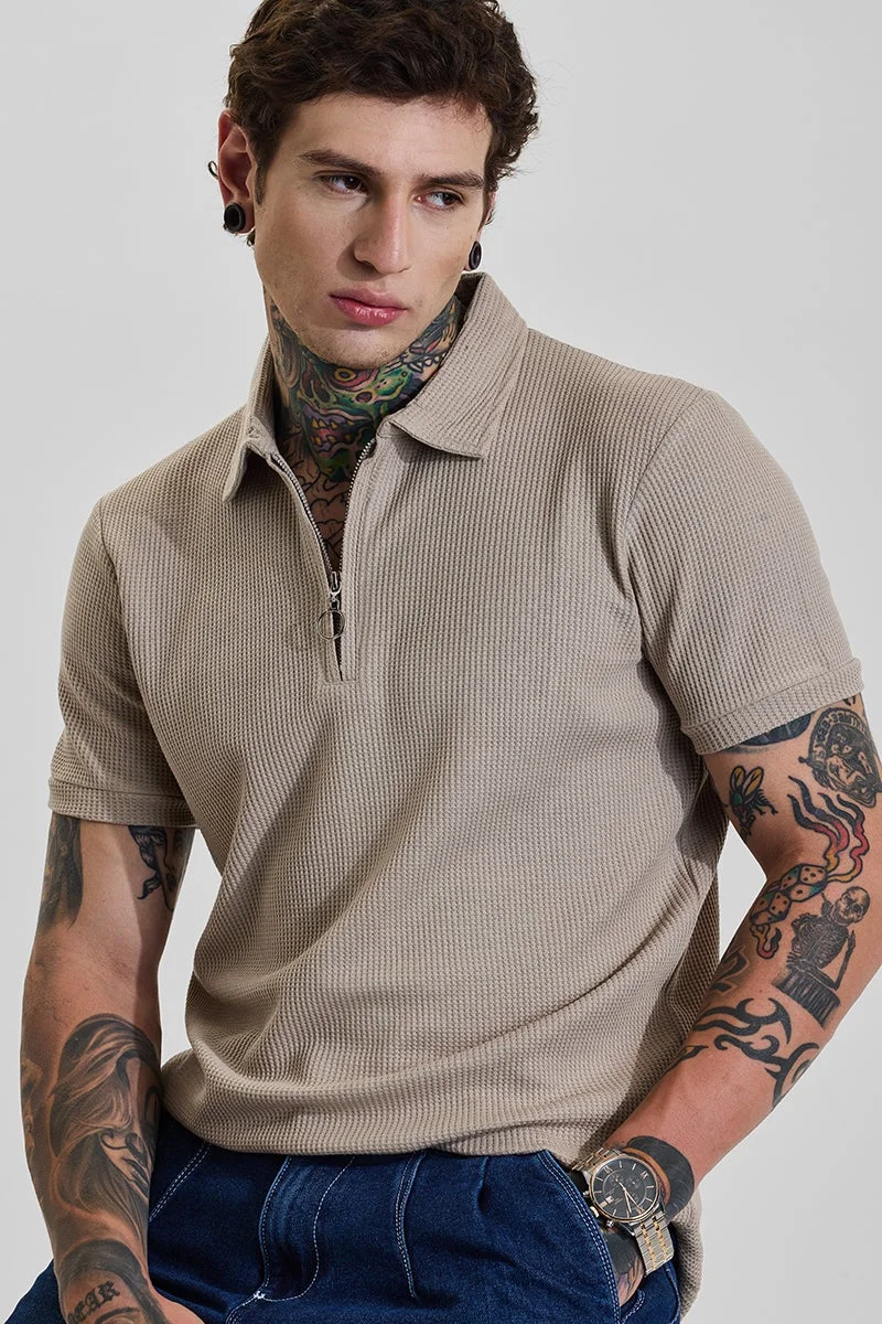 سنيتش بولو بقصة ضيقة بسحاب وملمس بيج هادئ